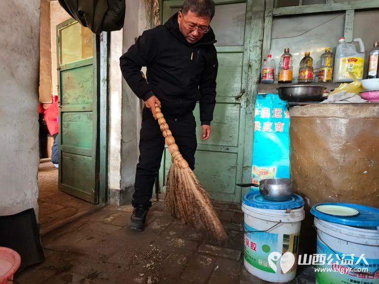 介休市敬老协会走进张兰镇田堡村入户88岁特困老人米积盈家中为老人打扫室内外卫生包香味可口的饺子 - 第19张 - 山西公益人 介休市敬老协会走进张兰镇田堡村入户88岁特困老人米积盈家中为老人打扫室内外卫生包香味可口的饺子 - 第19张