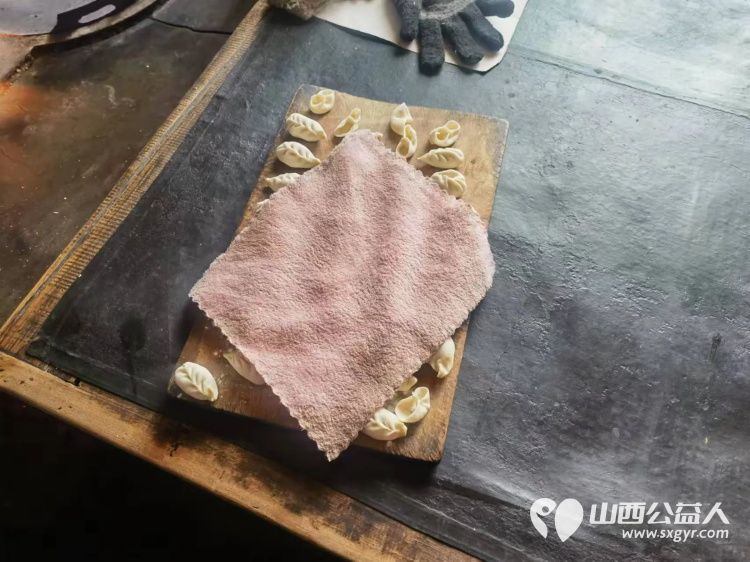 介休市敬老协会走进张兰镇田堡村入户88岁特困老人米积盈家中为老人打扫室内外卫生包香味可口的饺子 - 第8张 - 山西公益人 介休市敬老协会走进张兰镇田堡村入户88岁特困老人米积盈家中为老人打扫室内外卫生包香味可口的饺子 - 第8张