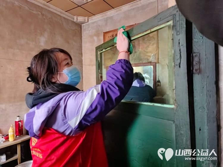 介休市敬老协会走进张兰镇田堡村入户88岁特困老人米积盈家中为老人打扫室内外卫生包香味可口的饺子 - 第11张 - 山西公益人 介休市敬老协会走进张兰镇田堡村入户88岁特困老人米积盈家中为老人打扫室内外卫生包香味可口的饺子 - 第11张