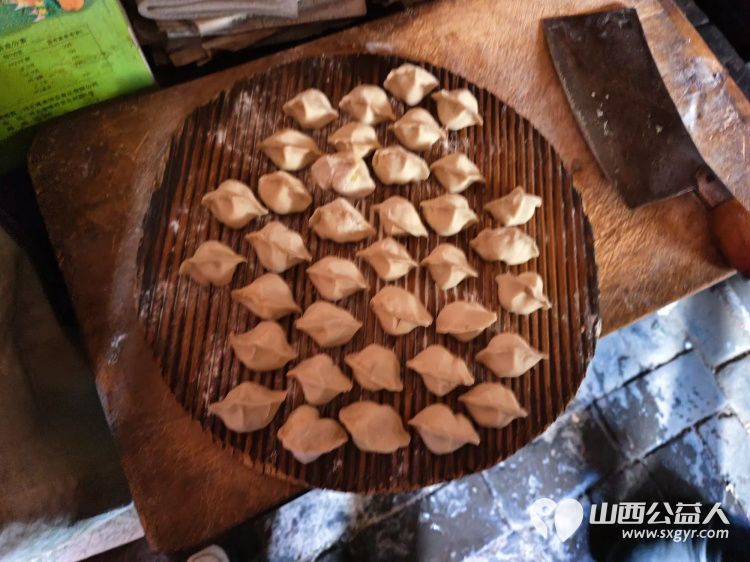 介休市敬老协会志愿者走进田堡村入户86岁特困老人王友庆家中为老人打扫卫生包饺子 - 第7张 - 山西公益人 介休市敬老协会志愿者走进田堡村入户86岁特困老人王友庆家中为老人打扫卫生包饺子 - 第7张