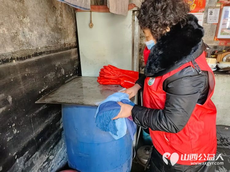 介休市敬老协会志愿者走进田堡村入户86岁特困老人王友庆家中为老人打扫卫生包饺子 - 第6张 - 山西公益人 介休市敬老协会志愿者走进田堡村入户86岁特困老人王友庆家中为老人打扫卫生包饺子 - 第6张