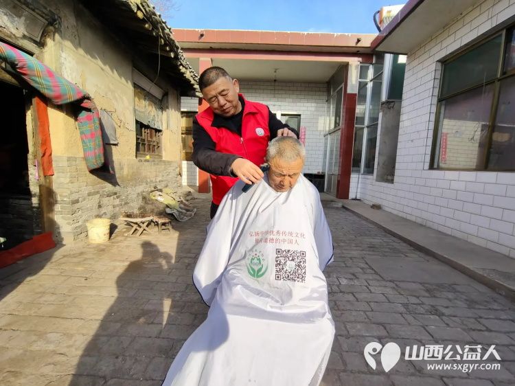 介休市敬老协会志愿者走进田堡村入户86岁特困老人王友庆家中为老人打扫卫生包饺子 - 第2张 - 山西公益人 介休市敬老协会志愿者走进田堡村入户86岁特困老人王友庆家中为老人打扫卫生包饺子 - 第2张