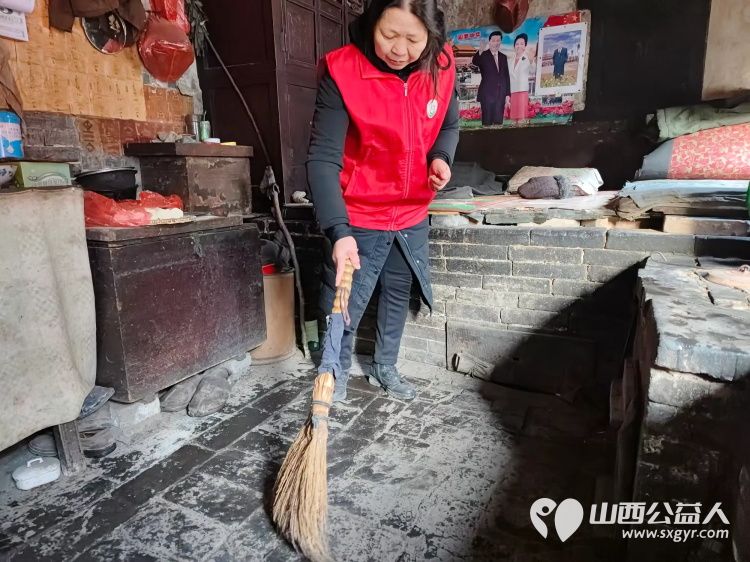 介休市敬老协会志愿者走进田堡村入户86岁特困老人王友庆家中为老人打扫卫生包饺子 - 第4张 - 山西公益人 介休市敬老协会志愿者走进田堡村入户86岁特困老人王友庆家中为老人打扫卫生包饺子 - 第4张