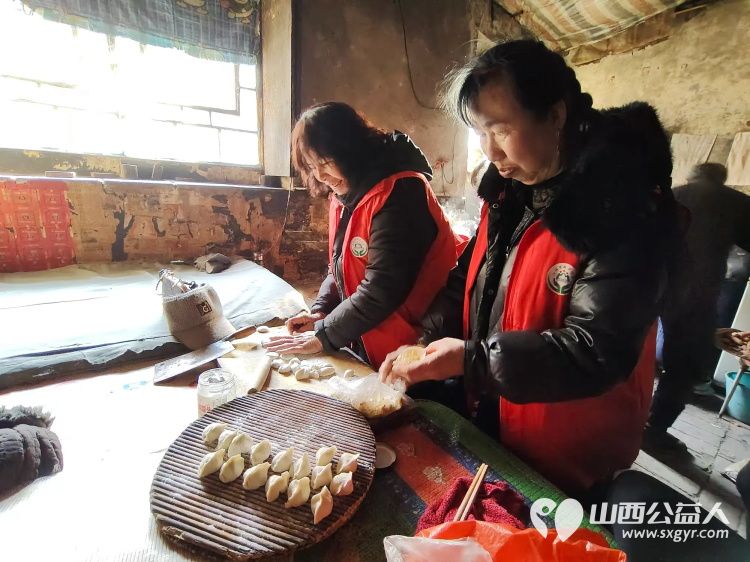 介休市敬老协会志愿者走进田堡村入户86岁特困老人王友庆家中为老人打扫卫生包饺子 - 第8张 - 山西公益人 介休市敬老协会志愿者走进田堡村入户86岁特困老人王友庆家中为老人打扫卫生包饺子 - 第8张