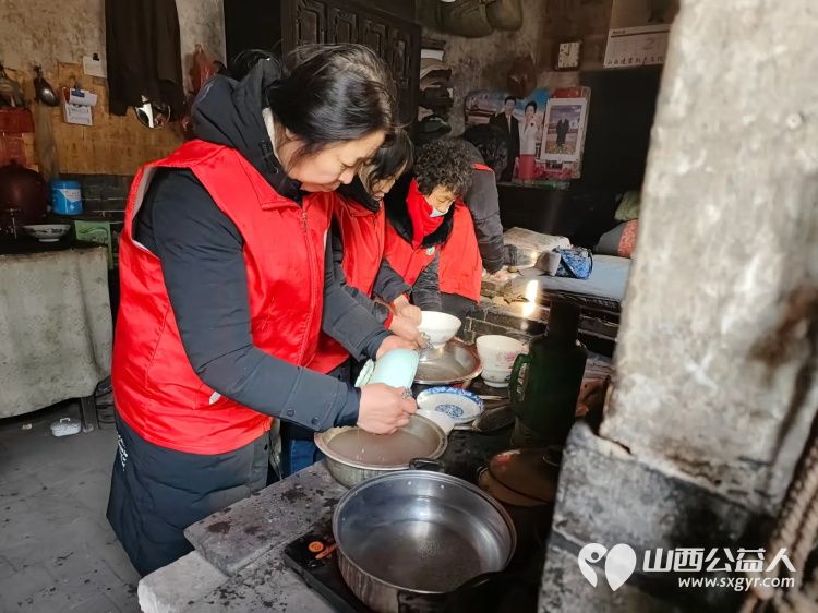 介休市敬老协会志愿者走进田堡村入户86岁特困老人王友庆家中为老人打扫卫生包饺子 - 第5张 - 山西公益人 介休市敬老协会志愿者走进田堡村入户86岁特困老人王友庆家中为老人打扫卫生包饺子 - 第5张