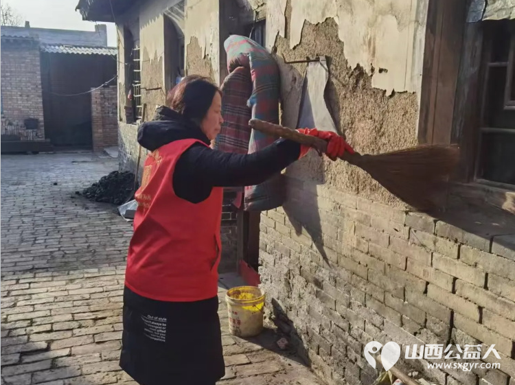 介休市敬老协会志愿者走进田堡村入户86岁特困老人王友庆家中为老人打扫卫生包饺子 - 第3张 - 山西公益人 介休市敬老协会志愿者走进田堡村入户86岁特困老人王友庆家中为老人打扫卫生包饺子 - 第3张