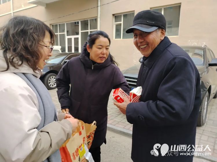 让爱心与美味同行 忻州市春晖公益最美志愿者寇健捐赠汉堡让忻府区怡居苑小区的居民感受到了春晖人的关爱与温暖 - 第1张