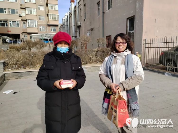 让爱心与美味同行 忻州市春晖公益最美志愿者寇健捐赠汉堡让忻府区怡居苑小区的居民感受到了春晖人的关爱与温暖 - 第9张