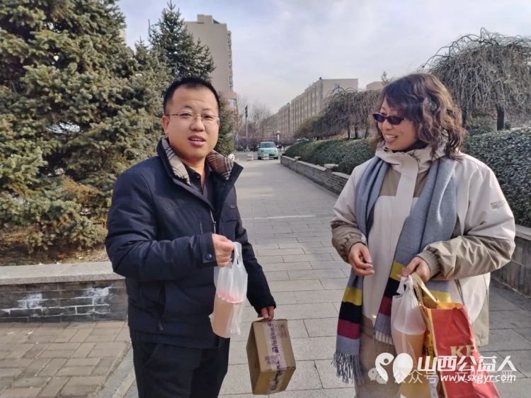 让爱心与美味同行 忻州市春晖公益最美志愿者寇健捐赠汉堡让忻府区怡居苑小区的居民感受到了春晖人的关爱与温暖 - 第11张