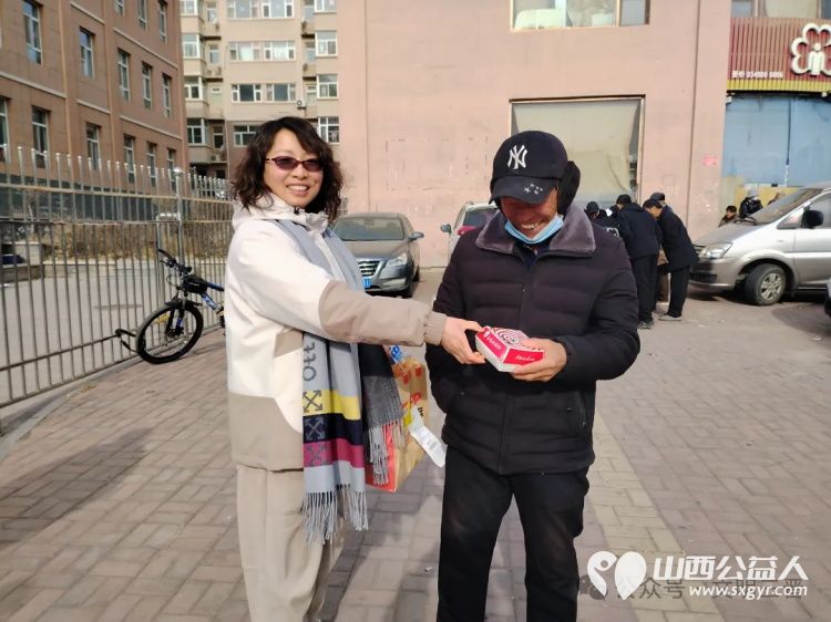 让爱心与美味同行 忻州市春晖公益最美志愿者寇健捐赠汉堡让忻府区怡居苑小区的居民感受到了春晖人的关爱与温暖 - 第12张