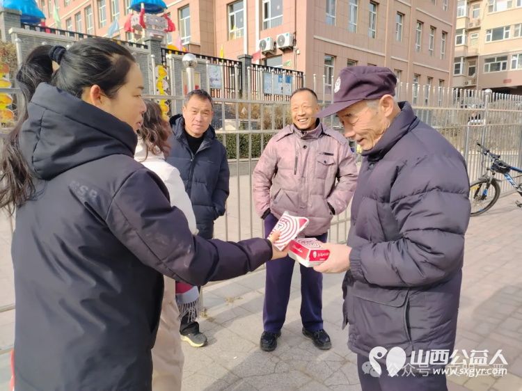 让爱心与美味同行 忻州市春晖公益最美志愿者寇健捐赠汉堡让忻府区怡居苑小区的居民感受到了春晖人的关爱与温暖 - 第2张