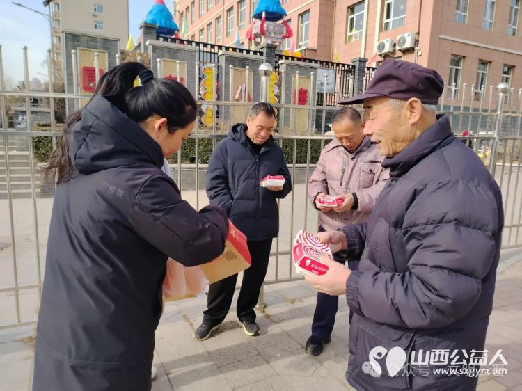 让爱心与美味同行 忻州市春晖公益最美志愿者寇健捐赠汉堡让忻府区怡居苑小区的居民感受到了春晖人的关爱与温暖 - 第3张
