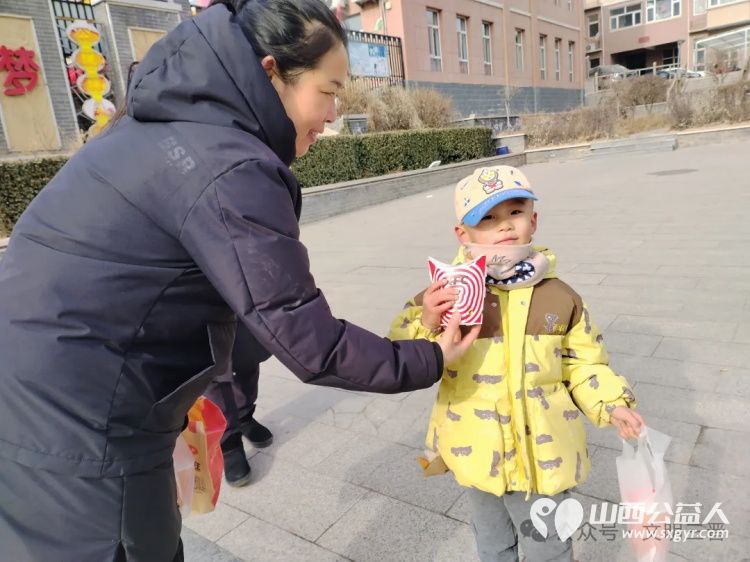 让爱心与美味同行 忻州市春晖公益最美志愿者寇健捐赠汉堡让忻府区怡居苑小区的居民感受到了春晖人的关爱与温暖 - 第10张