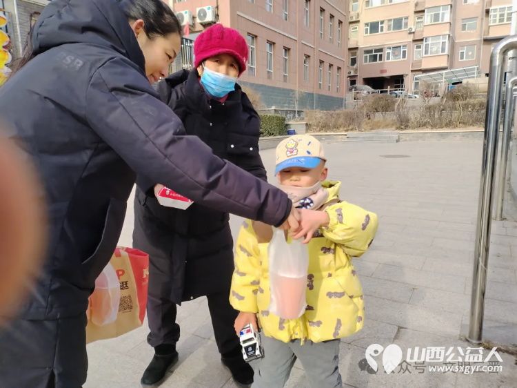 让爱心与美味同行 忻州市春晖公益最美志愿者寇健捐赠汉堡让忻府区怡居苑小区的居民感受到了春晖人的关爱与温暖 - 第8张