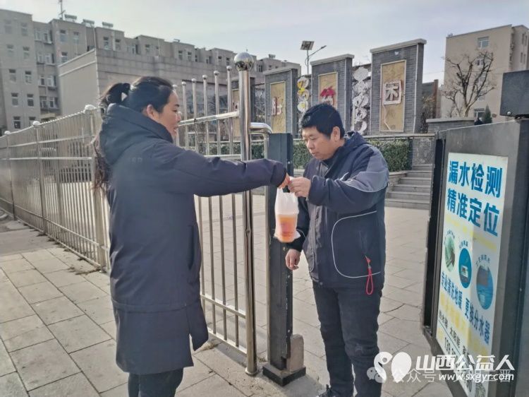 让爱心与美味同行 忻州市春晖公益最美志愿者寇健捐赠汉堡让忻府区怡居苑小区的居民感受到了春晖人的关爱与温暖 - 第6张