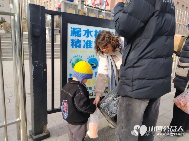 让爱心与美味同行 忻州市春晖公益最美志愿者寇健捐赠汉堡让忻府区怡居苑小区的居民感受到了春晖人的关爱与温暖 - 第7张