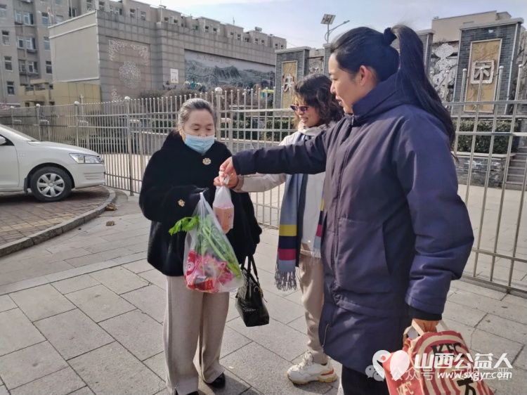 让爱心与美味同行 忻州市春晖公益最美志愿者寇健捐赠汉堡让忻府区怡居苑小区的居民感受到了春晖人的关爱与温暖 - 第5张