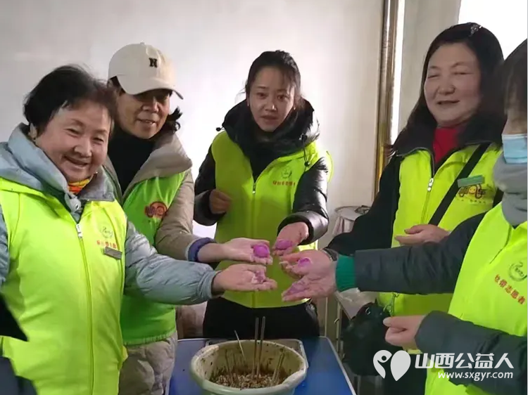 晋城市绿丝带志愿者协会走进陵川县夺火乡东掌村举办一月份集体生日会共同为寿星们庆祝生日 - 第7张