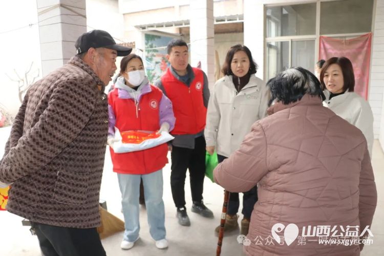 温暖过冬幸福过年盐湖区第一时间志愿者协会困难群众新春慰问活动在三路里镇正式拉开帷幕 - 第2张 - 山西公益人 温暖过冬幸福过年盐湖区第一时间志愿者协会困难群众新春慰问活动在三路里镇正式拉开帷幕 - 第2张
