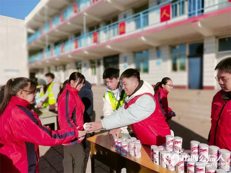 爱心粥香传递温暖 文水县爱心帮扶志愿者协会来到岳村小学给学生们带来了260余份精心准备的八宝粥为学生们送上了一份特别的节日礼物 - 第9张
