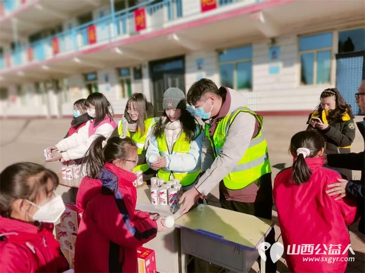 爱心粥香传递温暖 文水县爱心帮扶志愿者协会来到岳村小学给学生们带来了260余份精心准备的八宝粥为学生们送上了一份特别的节日礼物 - 第11张