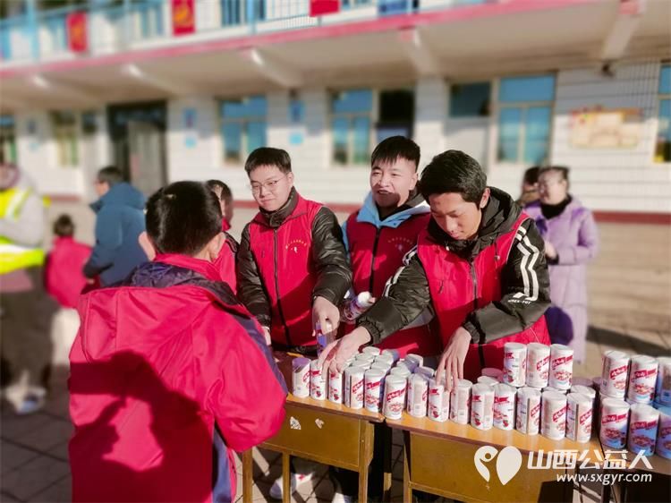 爱心粥香传递温暖 文水县爱心帮扶志愿者协会来到岳村小学给学生们带来了260余份精心准备的八宝粥为学生们送上了一份特别的节日礼物 - 第8张
