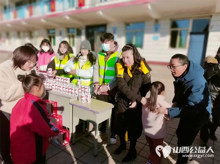 爱心粥香传递温暖 文水县爱心帮扶志愿者协会来到岳村小学给学生们带来了260余份精心准备的八宝粥为学生们送上了一份特别的节日礼物 - 第7张