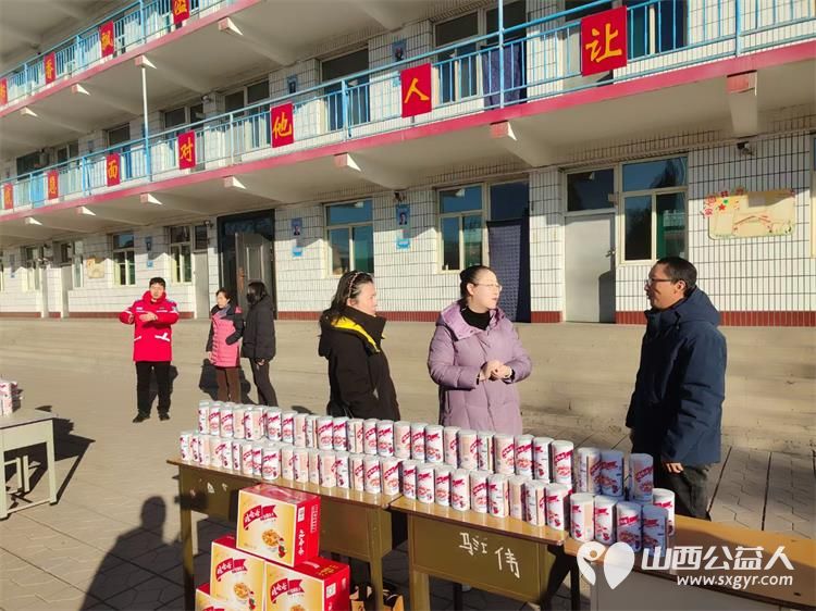 爱心粥香传递温暖 文水县爱心帮扶志愿者协会来到岳村小学给学生们带来了260余份精心准备的八宝粥为学生们送上了一份特别的节日礼物 - 第5张