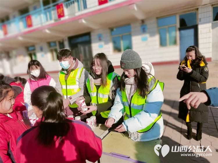 爱心粥香传递温暖 文水县爱心帮扶志愿者协会来到岳村小学给学生们带来了260余份精心准备的八宝粥为学生们送上了一份特别的节日礼物 - 第6张