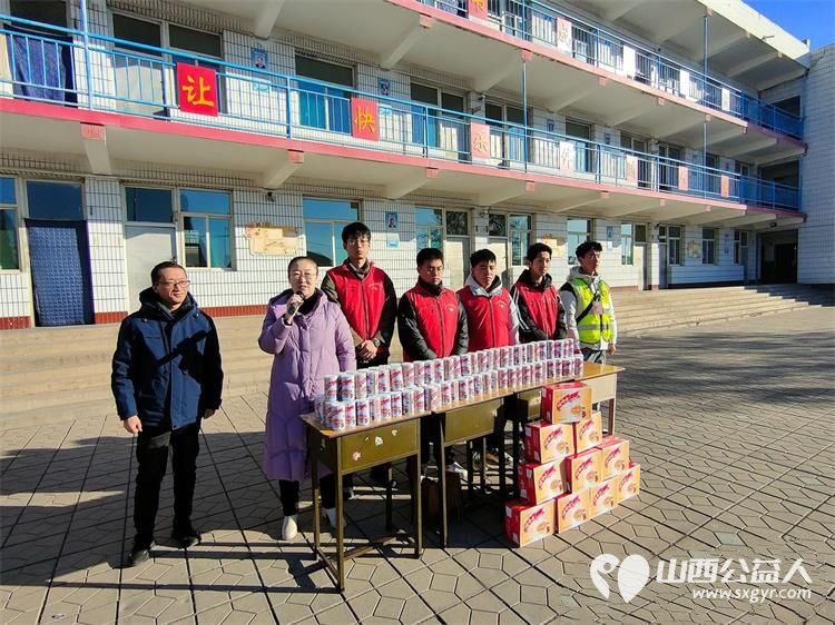 爱心粥香传递温暖 文水县爱心帮扶志愿者协会来到岳村小学给学生们带来了260余份精心准备的八宝粥为学生们送上了一份特别的节日礼物 - 第4张