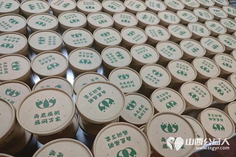 在腊八节这个特别的日子里长治市雨花斋为社区居民提供免费的腊八粥邀请大家共同参与制作过程感受浓浓的节日氛围 - 第6张 - 山西公益人 在腊八节这个特别的日子里长治市雨花斋为社区居民提供免费的腊八粥邀请大家共同参与制作过程感受浓浓的节日氛围 - 第6张