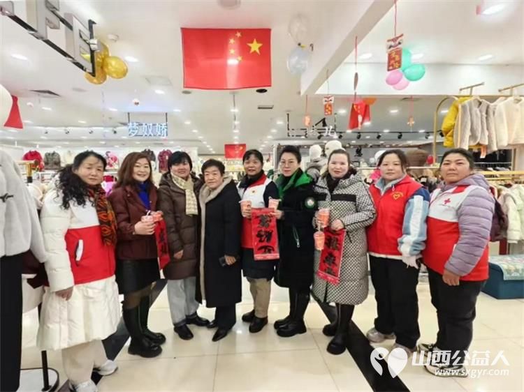 长治市屯留区红十字会、区社会工作部、羿神社区和云峰医院组织开展了腊八公益活动为环卫工人群众送上了爱心腊八粥同时也送去了温暖和祝福 - 第4张 - 山西公益人 长治市屯留区红十字会、区社会工作部、羿神社区和云峰医院组织开展了腊八公益活动为环卫工人群众送上了爱心腊八粥同时也送去了温暖和祝福 - 第4张