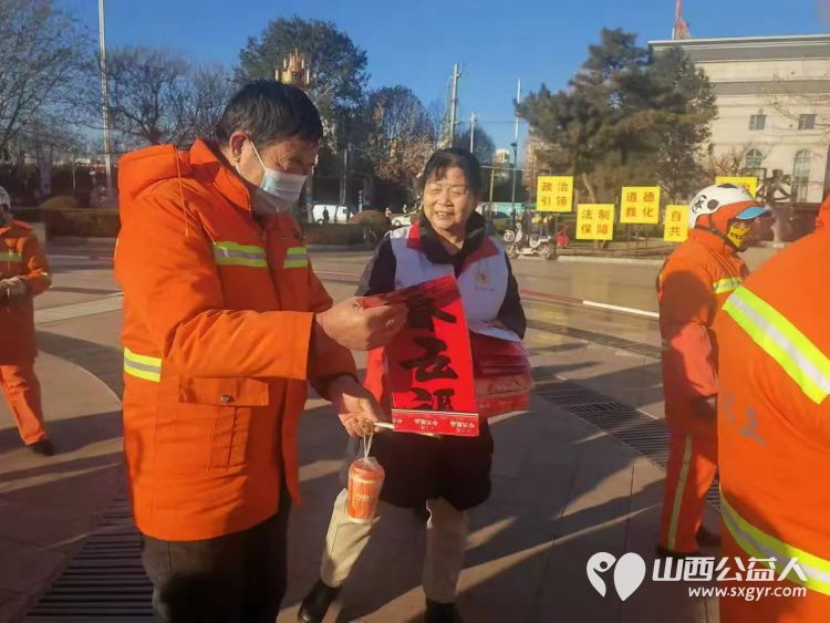 长治市屯留区红十字会、区社会工作部、羿神社区和云峰医院组织开展了腊八公益活动为环卫工人群众送上了爱心腊八粥同时也送去了温暖和祝福 - 第3张 - 山西公益人 长治市屯留区红十字会、区社会工作部、羿神社区和云峰医院组织开展了腊八公益活动为环卫工人群众送上了爱心腊八粥同时也送去了温暖和祝福 - 第3张