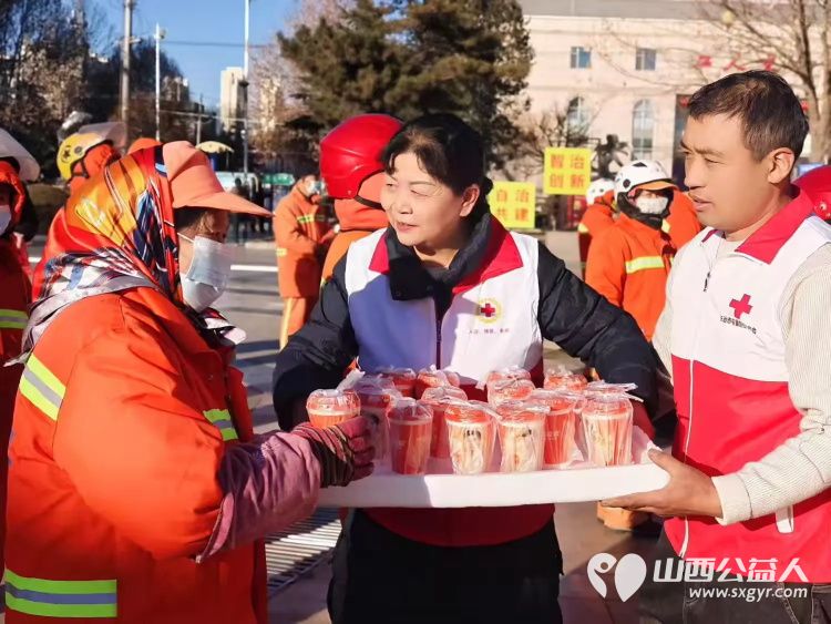 长治市屯留区红十字会、区社会工作部、羿神社区和云峰医院组织开展了腊八公益活动为环卫工人群众送上了爱心腊八粥同时也送去了温暖和祝福 - 第2张 - 山西公益人 长治市屯留区红十字会、区社会工作部、羿神社区和云峰医院组织开展了腊八公益活动为环卫工人群众送上了爱心腊八粥同时也送去了温暖和祝福 - 第2张