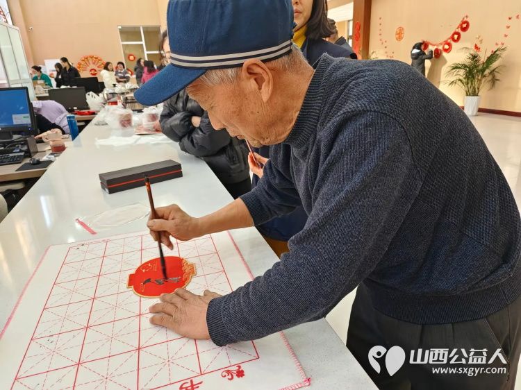 粥香飘万家传统暖人心----介休市敬老协会在西南街道办事处开展了腊八节熬制腊八粥包团圆饺子写春联纳福办公益讲座开展健康义诊理发等活动 - 第9张 - 山西公益人 粥香飘万家传统暖人心----介休市敬老协会在西南街道办事处开展了腊八节熬制腊八粥包团圆饺子写春联纳福办公益讲座开展健康义诊理发等活动 - 第9张