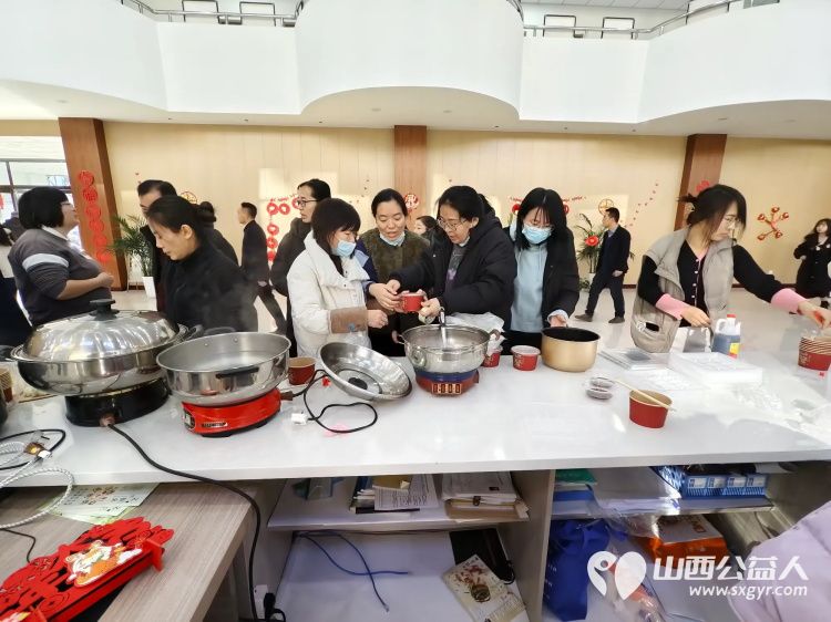 粥香飘万家传统暖人心----介休市敬老协会在西南街道办事处开展了腊八节熬制腊八粥包团圆饺子写春联纳福办公益讲座开展健康义诊理发等活动 - 第4张 - 山西公益人 粥香飘万家传统暖人心----介休市敬老协会在西南街道办事处开展了腊八节熬制腊八粥包团圆饺子写春联纳福办公益讲座开展健康义诊理发等活动 - 第4张