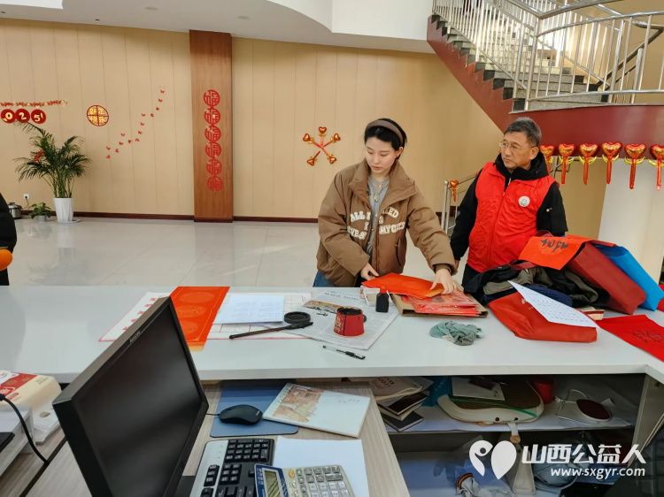 粥香飘万家传统暖人心----介休市敬老协会在西南街道办事处开展了腊八节熬制腊八粥包团圆饺子写春联纳福办公益讲座开展健康义诊理发等活动 - 第8张 - 山西公益人 粥香飘万家传统暖人心----介休市敬老协会在西南街道办事处开展了腊八节熬制腊八粥包团圆饺子写春联纳福办公益讲座开展健康义诊理发等活动 - 第8张