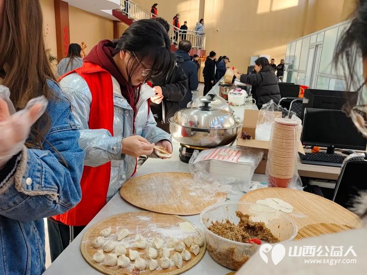 粥香飘万家传统暖人心----介休市敬老协会在西南街道办事处开展了腊八节熬制腊八粥包团圆饺子写春联纳福办公益讲座开展健康义诊理发等活动 - 第12张 - 山西公益人 粥香飘万家传统暖人心----介休市敬老协会在西南街道办事处开展了腊八节熬制腊八粥包团圆饺子写春联纳福办公益讲座开展健康义诊理发等活动 - 第12张