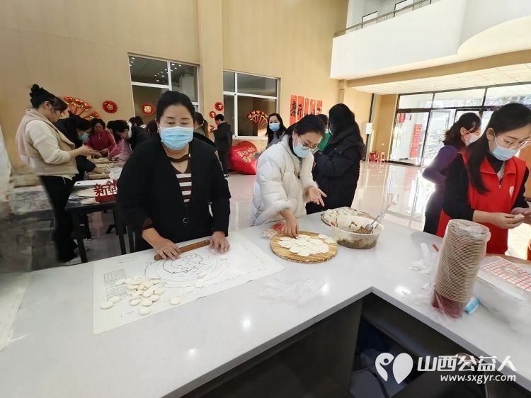 粥香飘万家传统暖人心----介休市敬老协会在西南街道办事处开展了腊八节熬制腊八粥包团圆饺子写春联纳福办公益讲座开展健康义诊理发等活动 - 第13张 - 山西公益人 粥香飘万家传统暖人心----介休市敬老协会在西南街道办事处开展了腊八节熬制腊八粥包团圆饺子写春联纳福办公益讲座开展健康义诊理发等活动 - 第13张