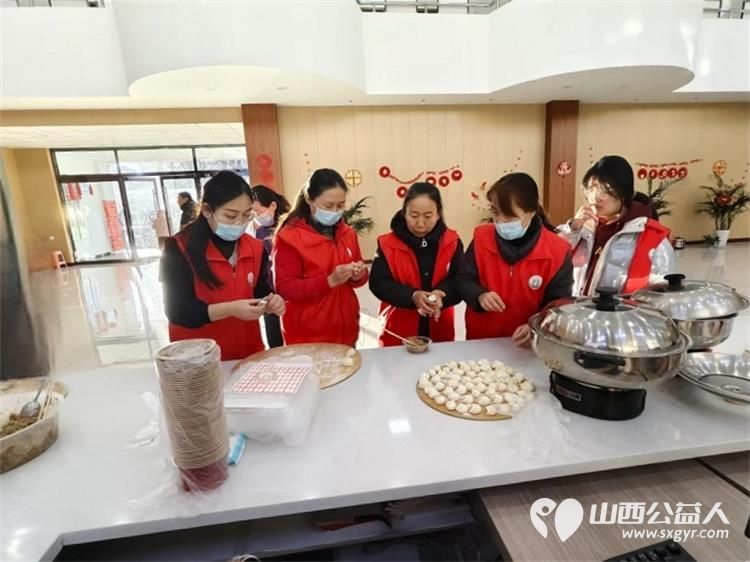 粥香飘万家传统暖人心----介休市敬老协会在西南街道办事处开展了腊八节熬制腊八粥包团圆饺子写春联纳福办公益讲座开展健康义诊理发等活动 - 第11张 - 山西公益人 粥香飘万家传统暖人心----介休市敬老协会在西南街道办事处开展了腊八节熬制腊八粥包团圆饺子写春联纳福办公益讲座开展健康义诊理发等活动 - 第11张