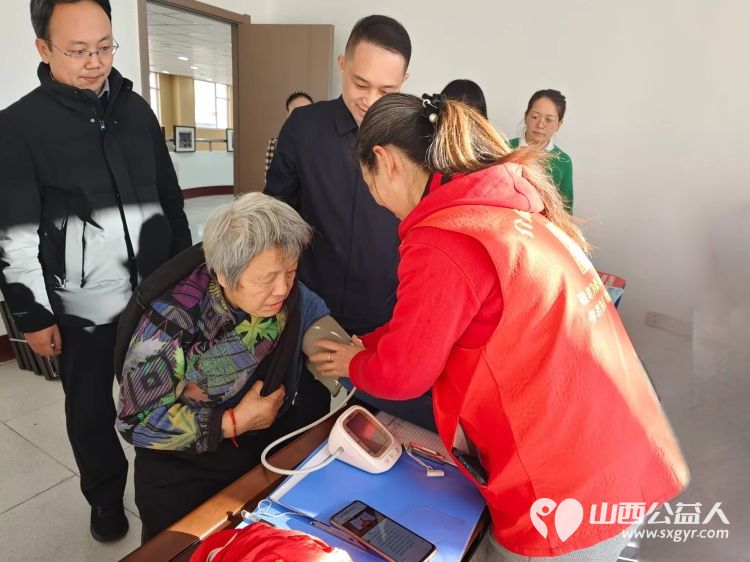 粥香飘万家传统暖人心----介休市敬老协会在西南街道办事处开展了腊八节熬制腊八粥包团圆饺子写春联纳福办公益讲座开展健康义诊理发等活动 - 第20张 - 山西公益人 粥香飘万家传统暖人心----介休市敬老协会在西南街道办事处开展了腊八节熬制腊八粥包团圆饺子写春联纳福办公益讲座开展健康义诊理发等活动 - 第20张