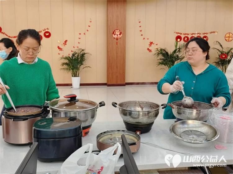 粥香飘万家传统暖人心----介休市敬老协会在西南街道办事处开展了腊八节熬制腊八粥包团圆饺子写春联纳福办公益讲座开展健康义诊理发等活动 - 第3张 - 山西公益人 粥香飘万家传统暖人心----介休市敬老协会在西南街道办事处开展了腊八节熬制腊八粥包团圆饺子写春联纳福办公益讲座开展健康义诊理发等活动 - 第3张