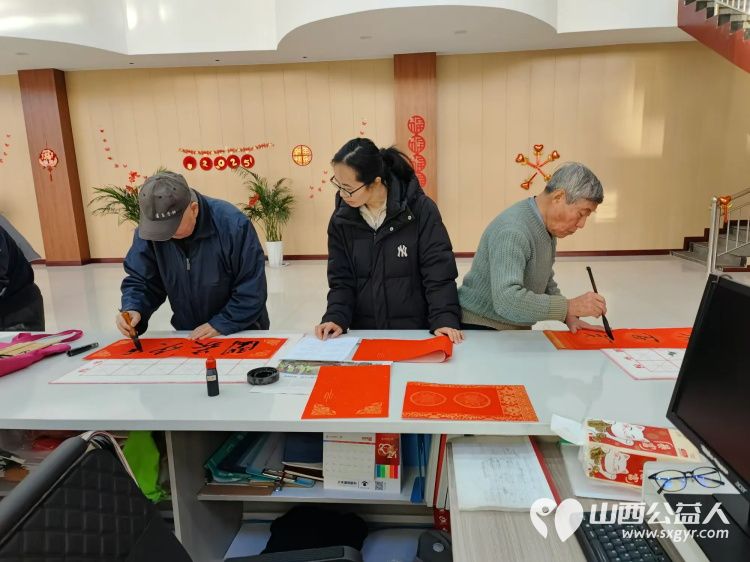 粥香飘万家传统暖人心----介休市敬老协会在西南街道办事处开展了腊八节熬制腊八粥包团圆饺子写春联纳福办公益讲座开展健康义诊理发等活动 - 第7张 - 山西公益人 粥香飘万家传统暖人心----介休市敬老协会在西南街道办事处开展了腊八节熬制腊八粥包团圆饺子写春联纳福办公益讲座开展健康义诊理发等活动 - 第7张