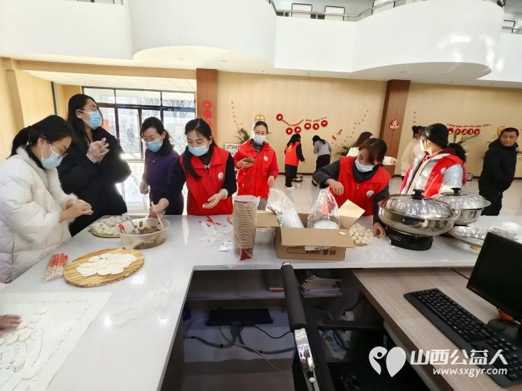 粥香飘万家传统暖人心----介休市敬老协会在西南街道办事处开展了腊八节熬制腊八粥包团圆饺子写春联纳福办公益讲座开展健康义诊理发等活动 - 第10张 - 山西公益人 粥香飘万家传统暖人心----介休市敬老协会在西南街道办事处开展了腊八节熬制腊八粥包团圆饺子写春联纳福办公益讲座开展健康义诊理发等活动 - 第10张