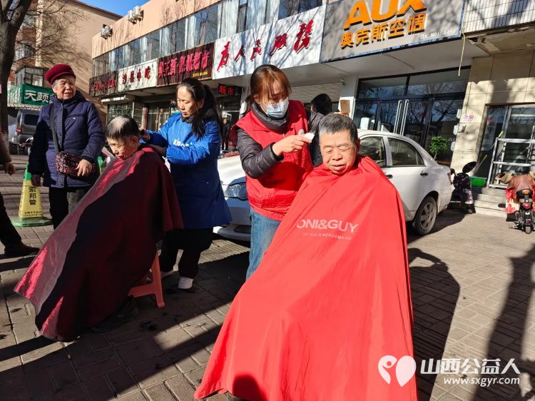 粥香飘万家传统暖人心----介休市敬老协会在西南街道办事处开展了腊八节熬制腊八粥包团圆饺子写春联纳福办公益讲座开展健康义诊理发等活动 - 第17张 - 山西公益人 粥香飘万家传统暖人心----介休市敬老协会在西南街道办事处开展了腊八节熬制腊八粥包团圆饺子写春联纳福办公益讲座开展健康义诊理发等活动 - 第17张