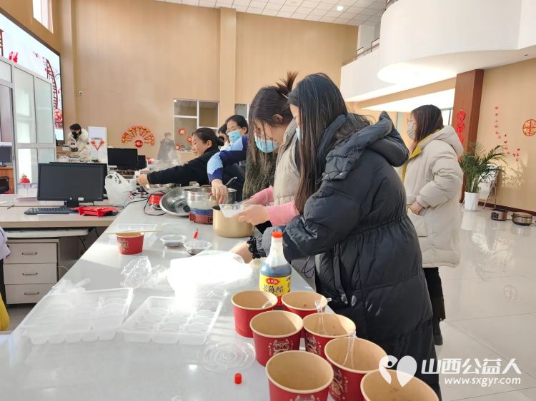 粥香飘万家传统暖人心----介休市敬老协会在西南街道办事处开展了腊八节熬制腊八粥包团圆饺子写春联纳福办公益讲座开展健康义诊理发等活动 - 第5张 - 山西公益人 粥香飘万家传统暖人心----介休市敬老协会在西南街道办事处开展了腊八节熬制腊八粥包团圆饺子写春联纳福办公益讲座开展健康义诊理发等活动 - 第5张