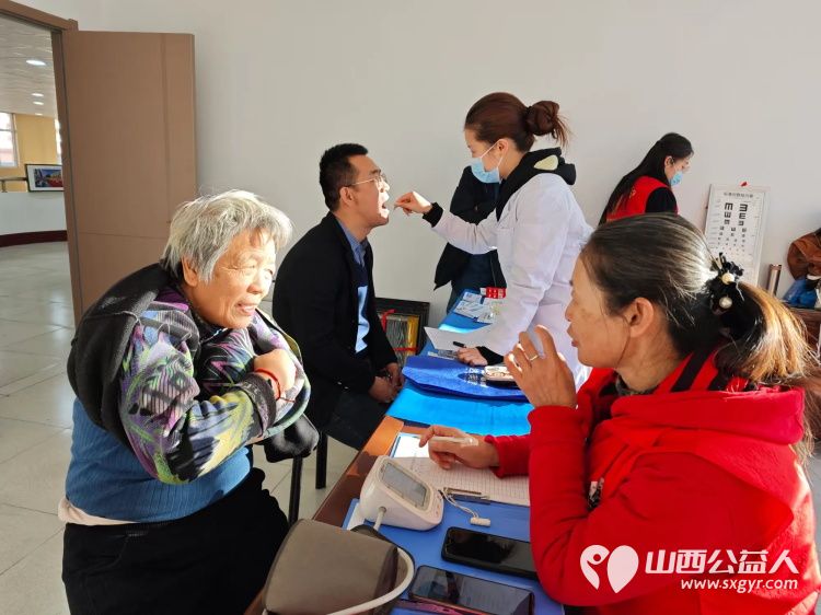 粥香飘万家传统暖人心----介休市敬老协会在西南街道办事处开展了腊八节熬制腊八粥包团圆饺子写春联纳福办公益讲座开展健康义诊理发等活动 - 第18张 - 山西公益人 粥香飘万家传统暖人心----介休市敬老协会在西南街道办事处开展了腊八节熬制腊八粥包团圆饺子写春联纳福办公益讲座开展健康义诊理发等活动 - 第18张