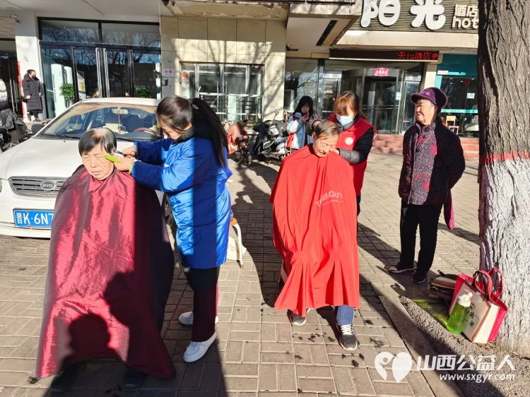 粥香飘万家传统暖人心----介休市敬老协会在西南街道办事处开展了腊八节熬制腊八粥包团圆饺子写春联纳福办公益讲座开展健康义诊理发等活动 - 第16张 - 山西公益人 粥香飘万家传统暖人心----介休市敬老协会在西南街道办事处开展了腊八节熬制腊八粥包团圆饺子写春联纳福办公益讲座开展健康义诊理发等活动 - 第16张