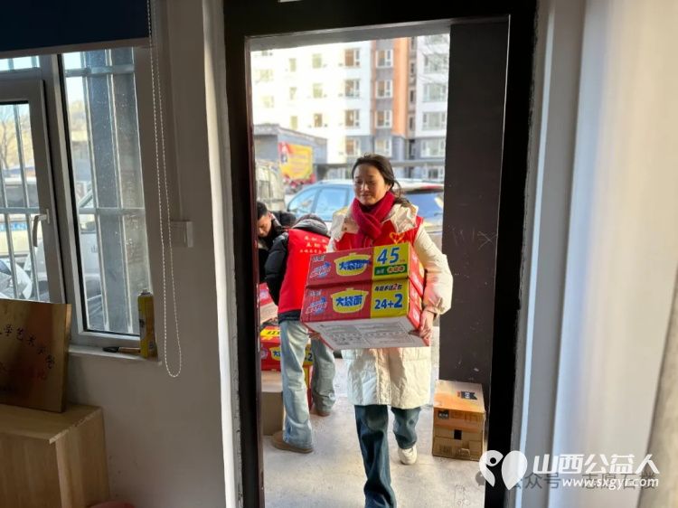 愿你成为温暖传递的39人之一石楼县青年志愿者协会募捐7700元善款购买米面油罐头火腿麻花这些物资被打包成二十份爱心礼包即将送达困境青少年的家中 - 第6张