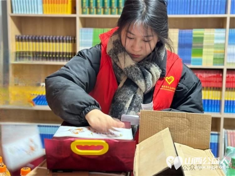 愿你成为温暖传递的39人之一石楼县青年志愿者协会募捐7700元善款购买米面油罐头火腿麻花这些物资被打包成二十份爱心礼包即将送达困境青少年的家中 - 第4张